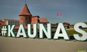 #Kaunas – odkryj atrakcje tego historycznego miasta! Zamek w Kownie i wielkie litery zapraszają do zwiedzania.