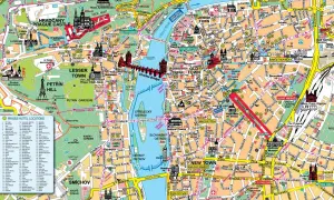 Mapa Pragi z zaznaczoną trasą turystyczną. Widoczny Most Karola, Zamek Praski, Petřín i Plac Wacława.